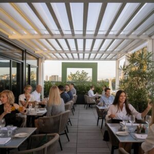 Pergola bioclimatique restaurant terrasse avec des clients qui mangent création d'un espace ombragé agréable