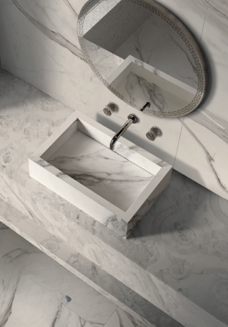 Vue du dessus d'un Robinet d'une Salle de Bain haut de gamme SuissePergo carrelage VersaceCeramice signé Versace