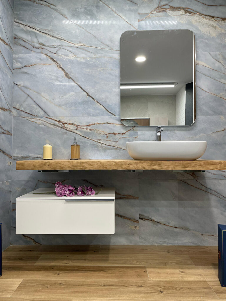 Salle de Bain haut de gamme SuissePergo carrelage VersaceCeramice signé Versace