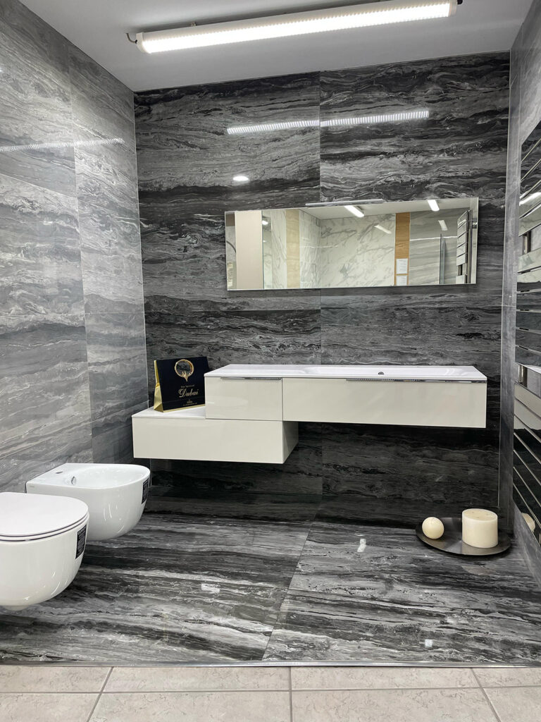 Salle de Bain haut de gamme SuissePergo carrelage VersaceCeramice signé Versace