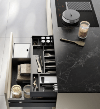 Cuisine haut de gamme SuissePergo carrelage VersaceCeramice signé Versace