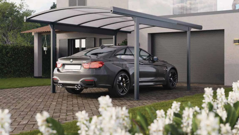 Carport SuissePergo modèle arche avec une BMW en dessous et jardin fleuri