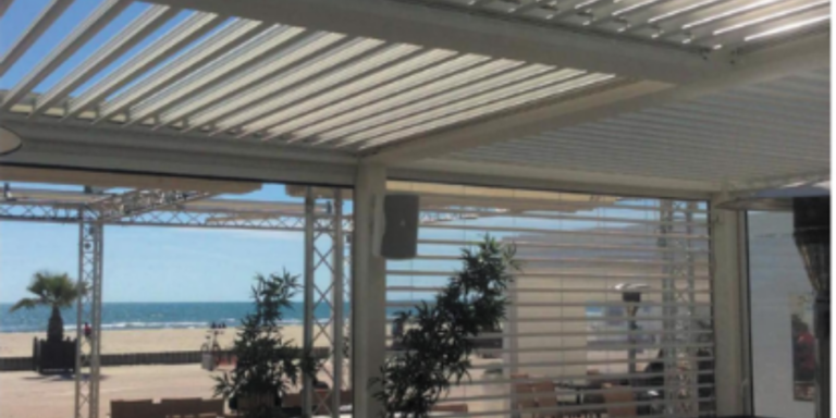 Pergola bioclimatique Restaurant terrasse création d'un espace ombragé