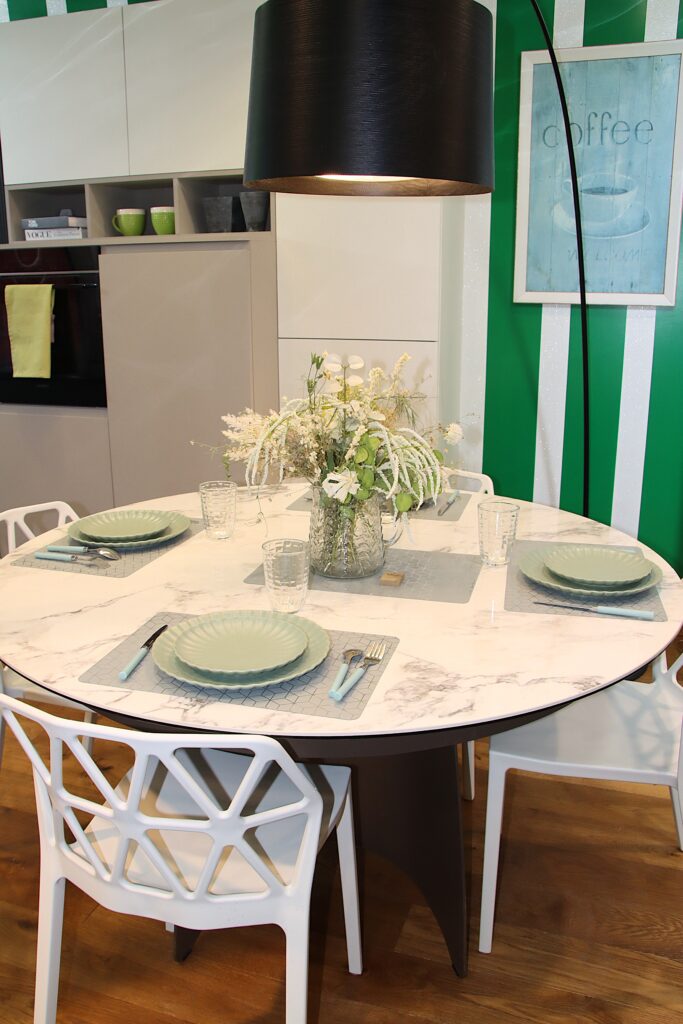 Table à manger SuissePergo & GNOATO moderne et design