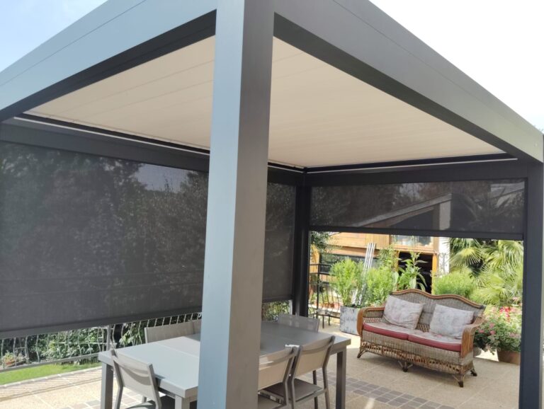 Pergola aluminium bioclimatique modèle Suncontrol 3 de suissepergo avec des stores zip