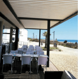 Pergola bioclimatique aluminium Restaurant par SuissePergo