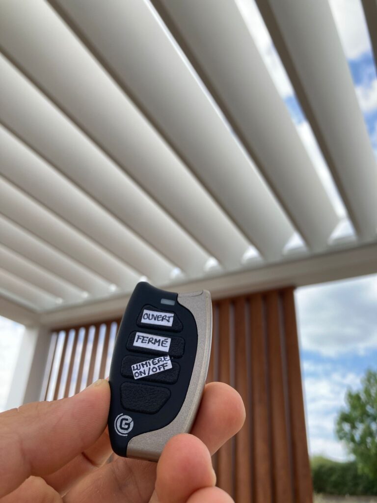 Ouverture d'une pergola bioclimatique motorisée grâce à Télécommande SuissePergo
