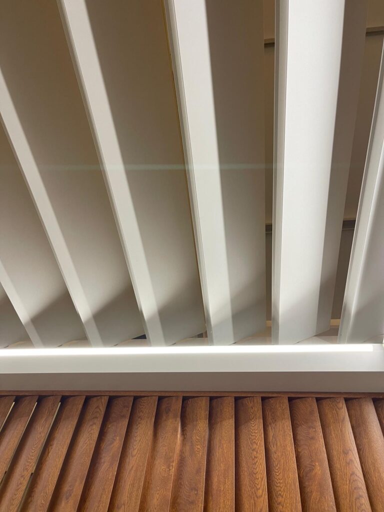 LEDs intégrées à la structure de la pergola aluminium bioclimatique SuissePergo